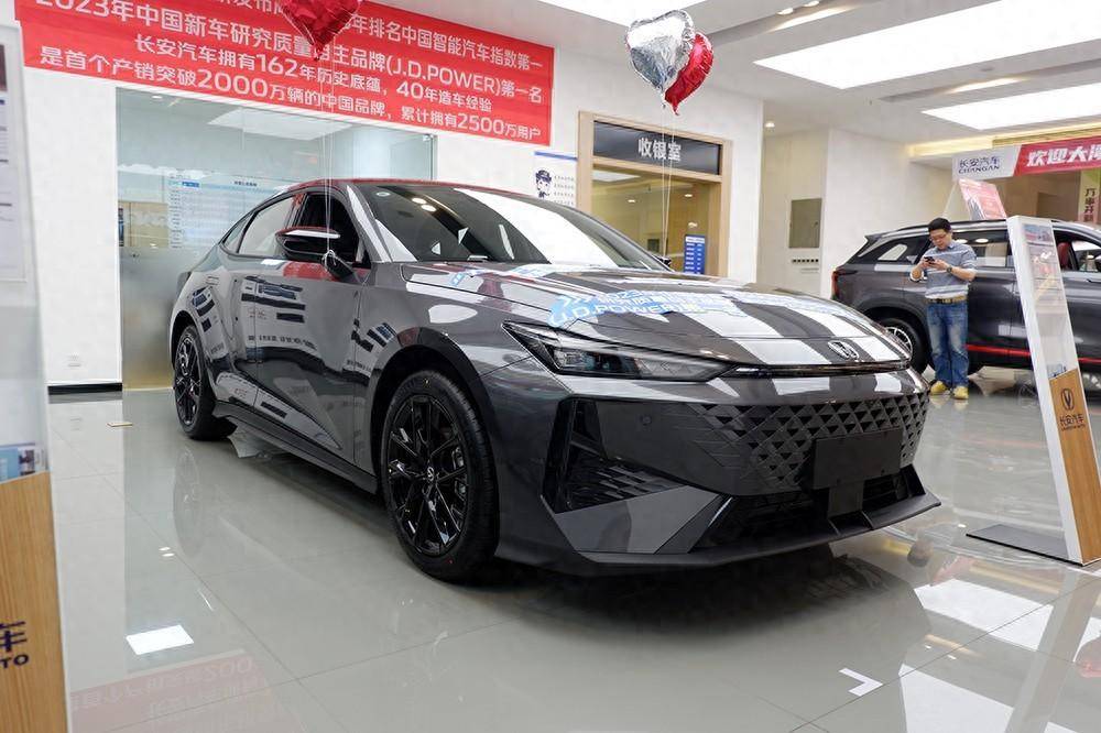 实拍长安第二代UNI-V：经典的10万级运动轿车，个性有型