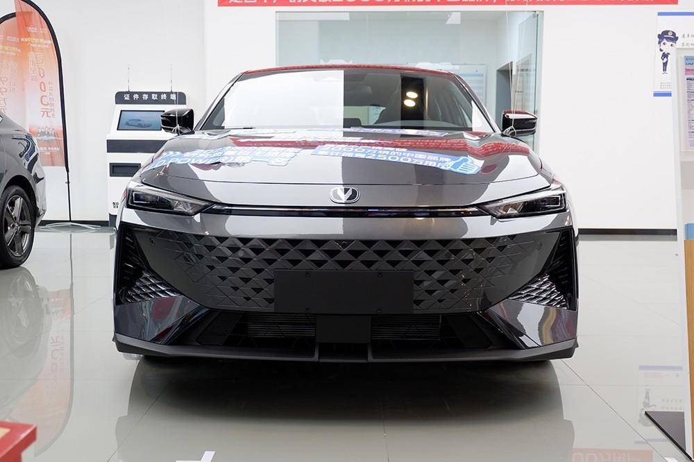 实拍长安第二代UNI-V：经典的10万级运动轿车，个性有型