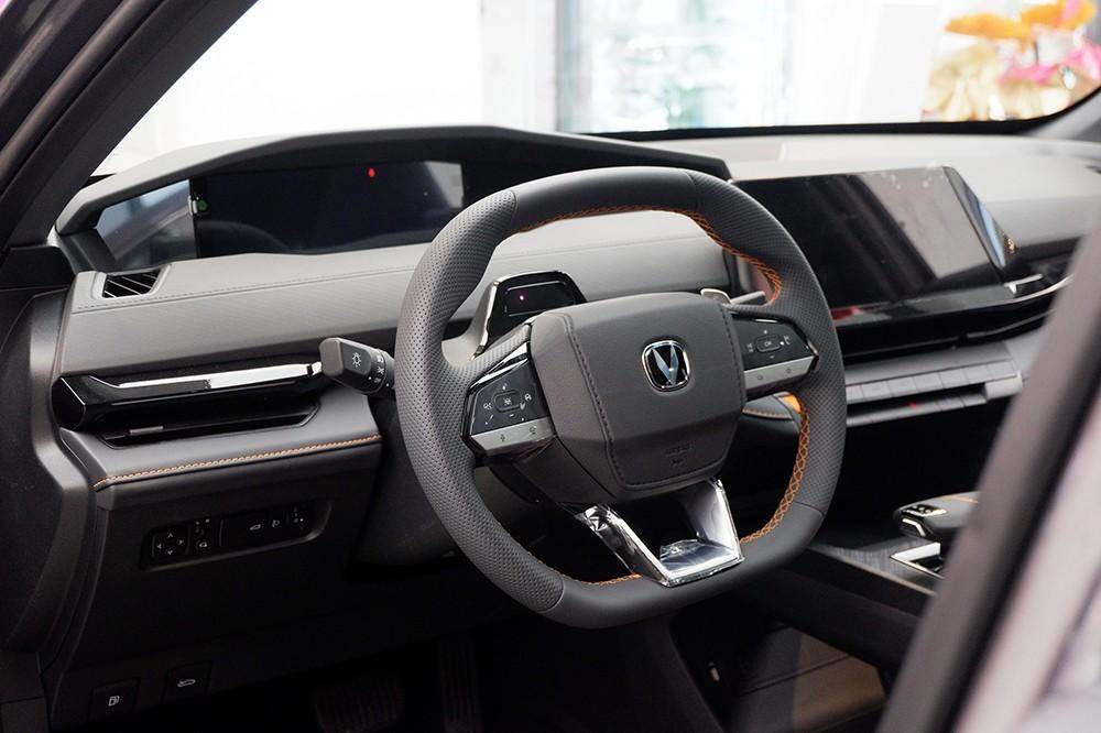 实拍长安第二代UNI-V：经典的10万级运动轿车，个性有型