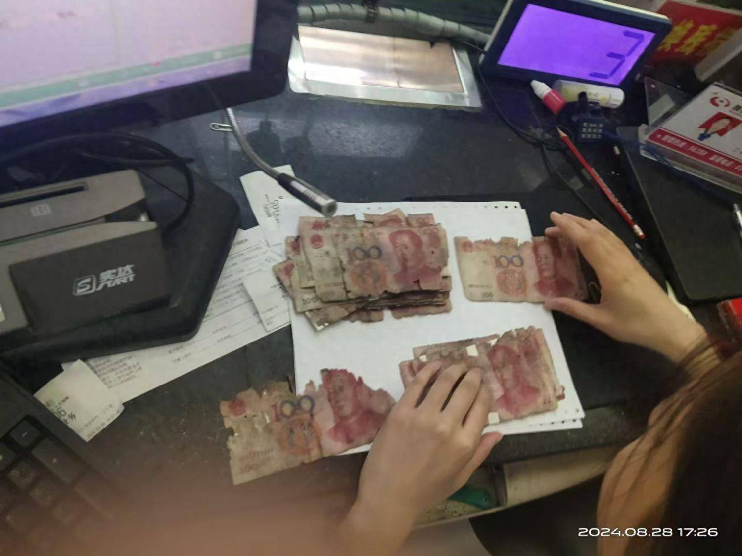 家中漏水致人民币碳化！舞钢农商银行暖心服务解难题