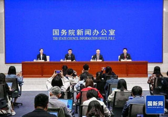 潘功胜回应美联储降息：人民币汇率贬值压力明显缓解