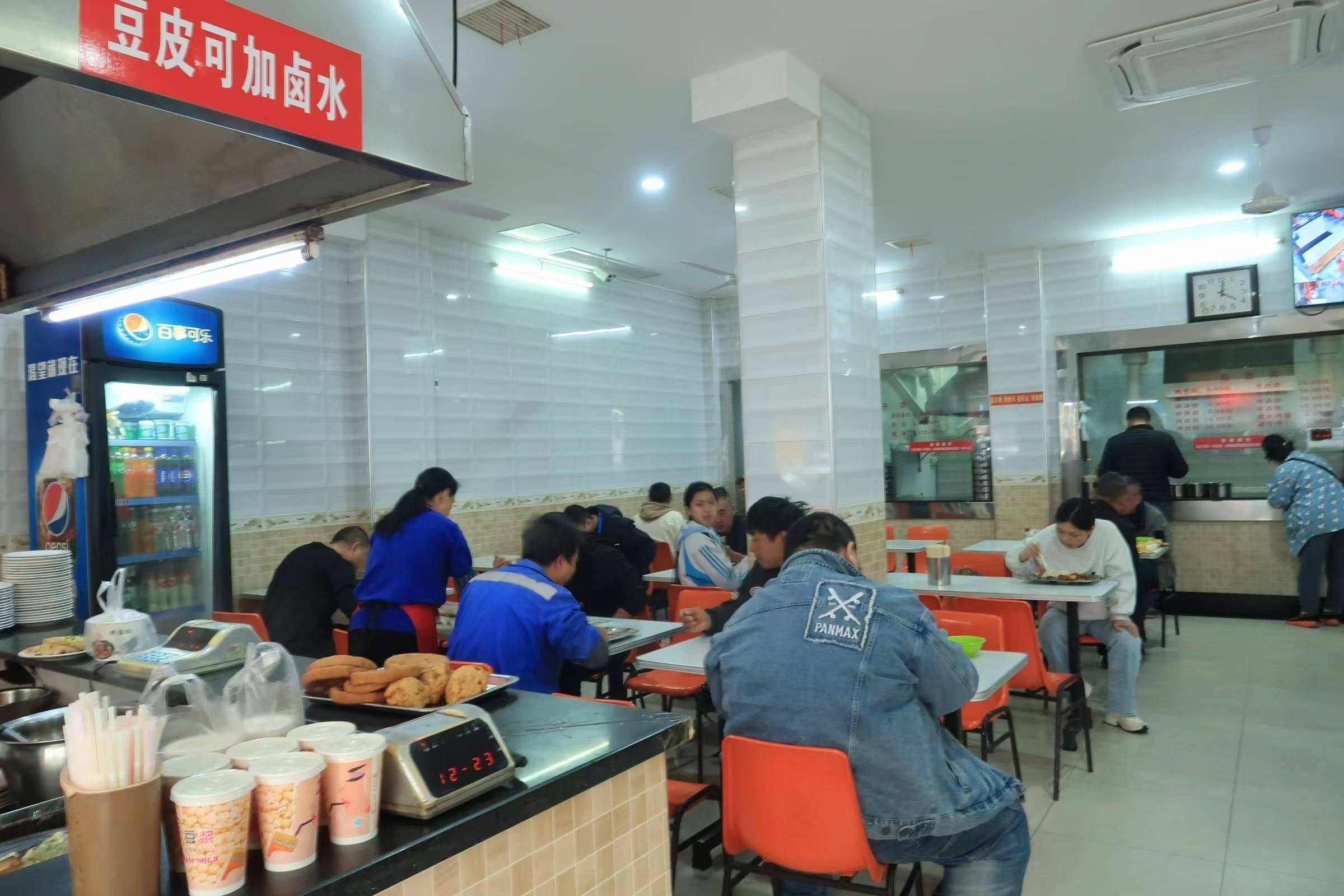 武汉一小吃店贴出“免费吃饱”告示，店主：有困难就来，不用不好意思