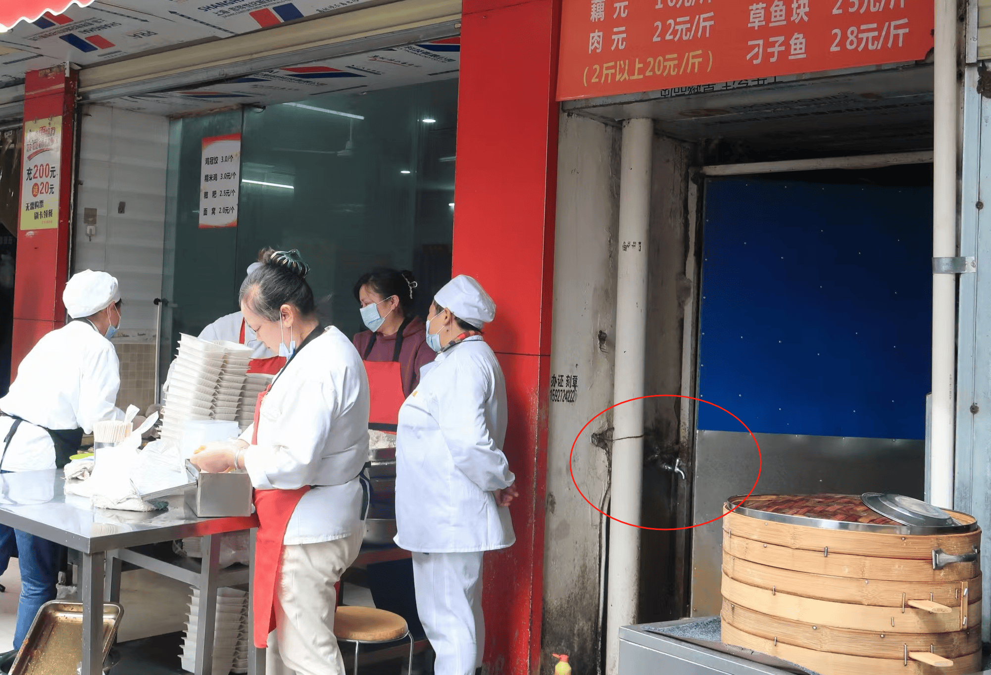 武汉一小吃店贴出“免费吃饱”告示，店主：有困难就来，不用不好意思