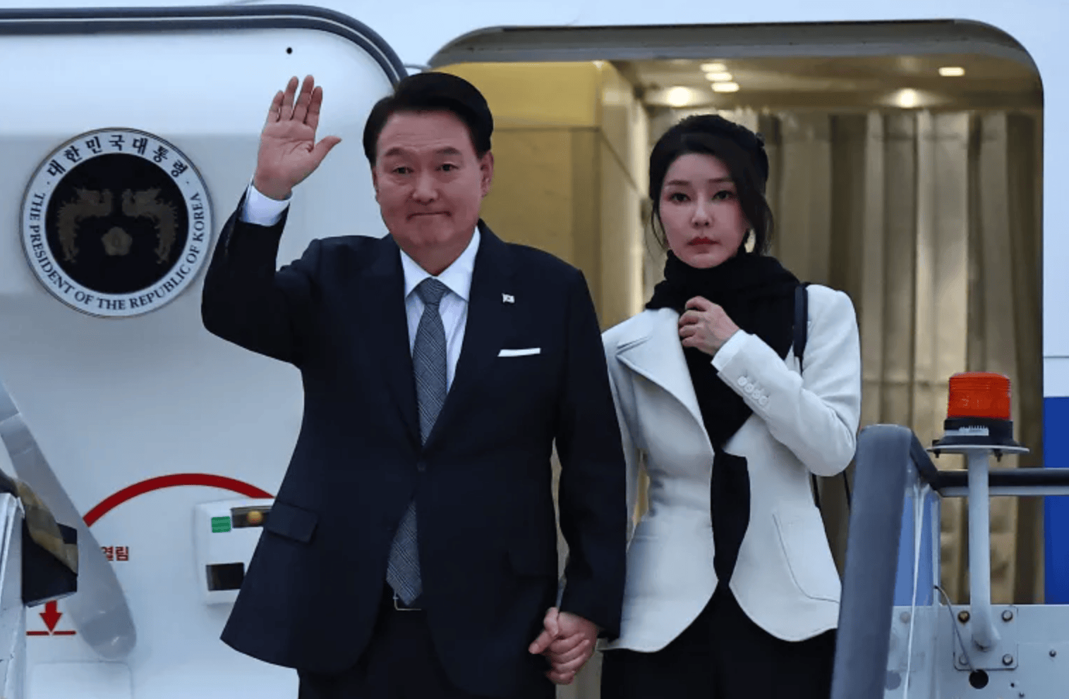 韩总统尹锡悦手机通话记录被查，第一夫人被曝“戒严当天从整形医院匆忙返回官邸”