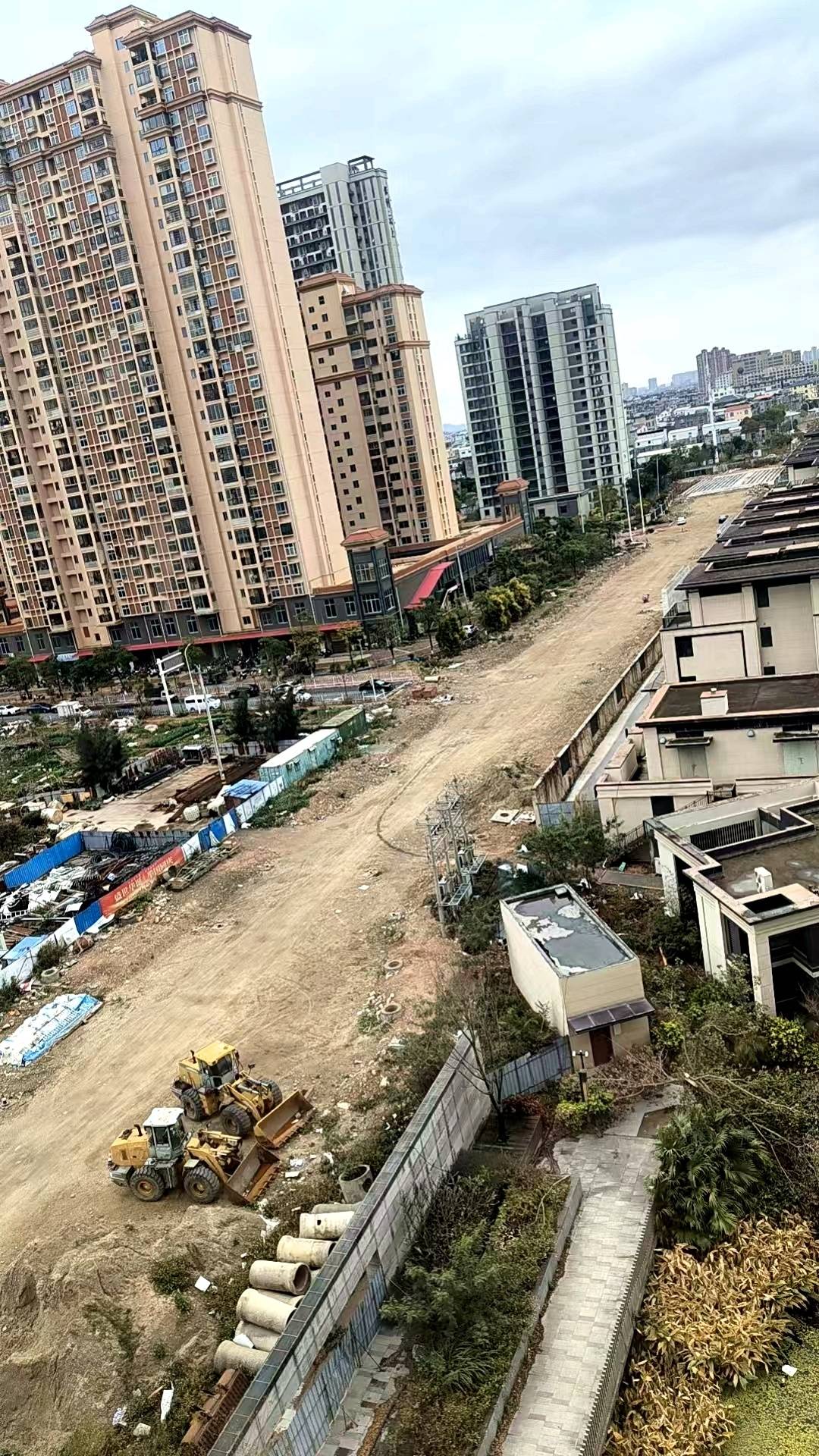 莆田群众给福建省领导留言：交房4年了，小区门口仍是土路
