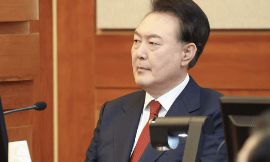 弹劾案被驳回，尹锡悦大势已去？中方协商开始，韩国静候两架包机