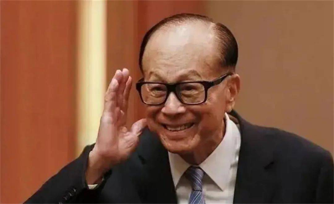 李嘉诚高兴早了，港媒打响第三枪，北京亮新铁拳，股价暴跌再暴跌