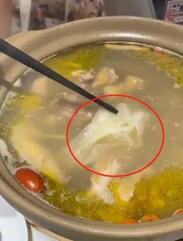 上海知名餐厅里吃出整张纸巾？顾客称“久煮不烂”，一查监控反转了！