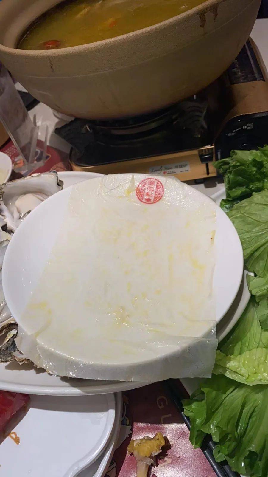上海知名餐厅里吃出整张纸巾？顾客称“久煮不烂”，一查监控反转了！