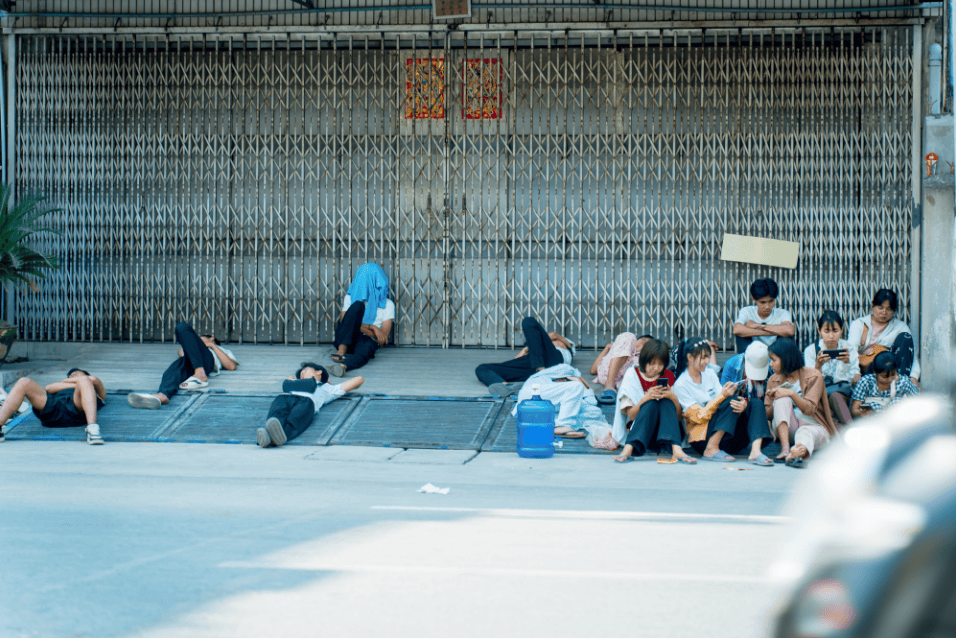 高清图集丨缅甸强震第五天的曼德勒：头顶是星空，大地上是孩子