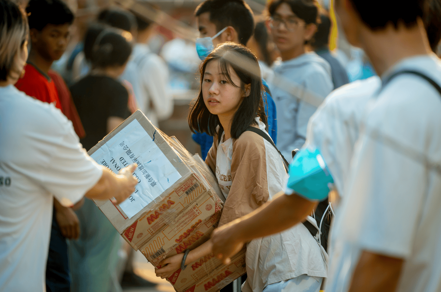 高清图集丨缅甸强震第五天的曼德勒：头顶是星空，大地上是孩子
