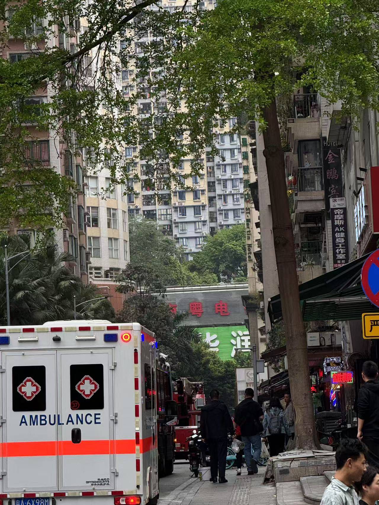 广州一初二男生在家做实验引发爆炸，物业称家里被炸乱，教育局：已无生命危险