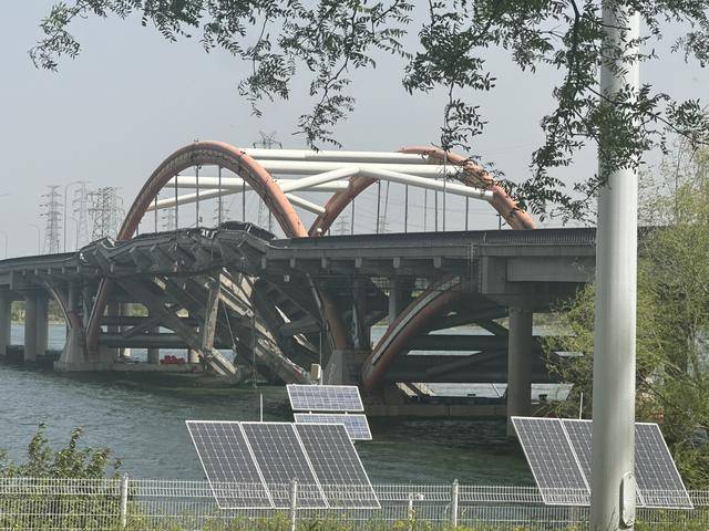 直击潮白河大桥坍塌现场：部分桥体变形严重，周边封路