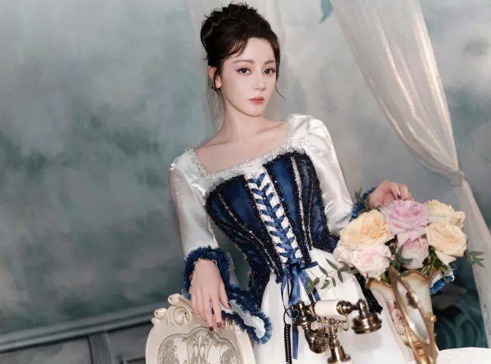 迪丽热巴问魔镜：谁是世界上最美的女人？华丽公主造型惊艳
