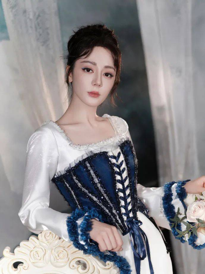 迪丽热巴问魔镜：谁是世界上最美的女人？华丽公主造型惊艳