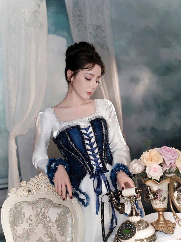 迪丽热巴问魔镜：谁是世界上最美的女人？华丽公主造型惊艳